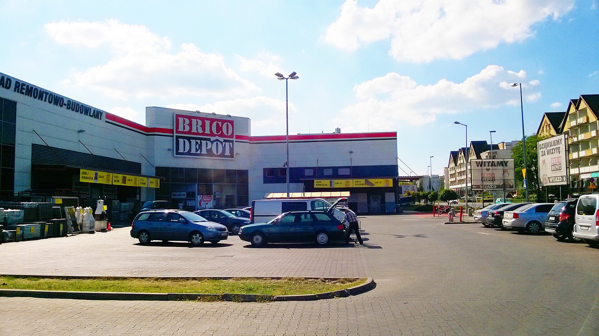 Façade et parking d'une grande surface de bricolage