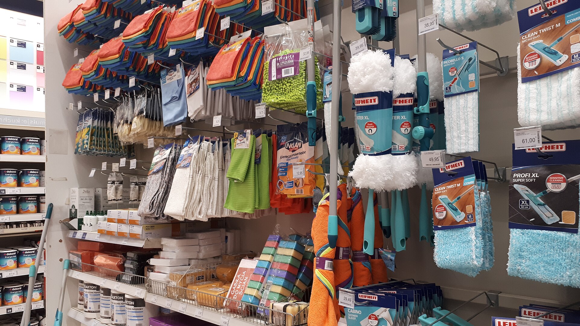 Linéaire d'une grande surface de bricolage avec produits référencés en rayon